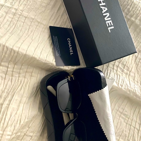 CHANEL WOMEN SUNGLASSES, WHITE AND GOLD - Picture 1 of 3